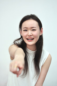 手指鏡頭大笑的女人