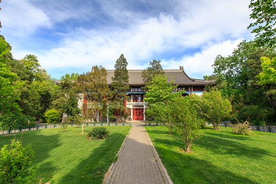 北京大學(xué)檔案館草坪藍(lán)天白云