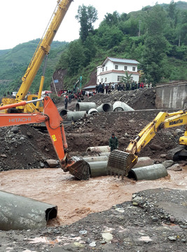 挖挖機(jī)修路 挖掘機(jī)