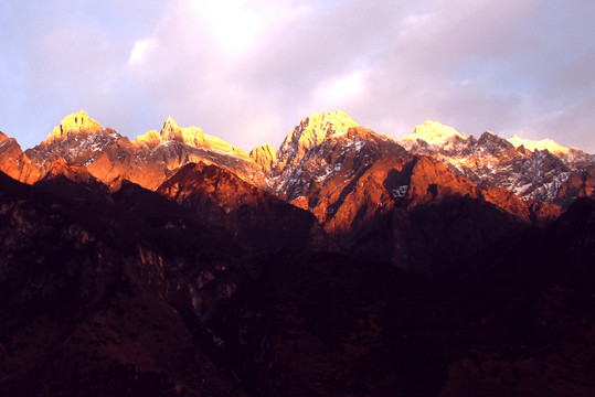 玉龍雪山日照金山