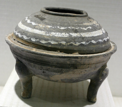 彩繪三足釜