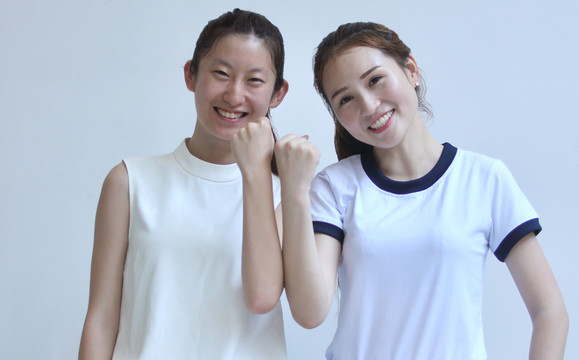 做加油鼓勵(lì)動(dòng)作的女生