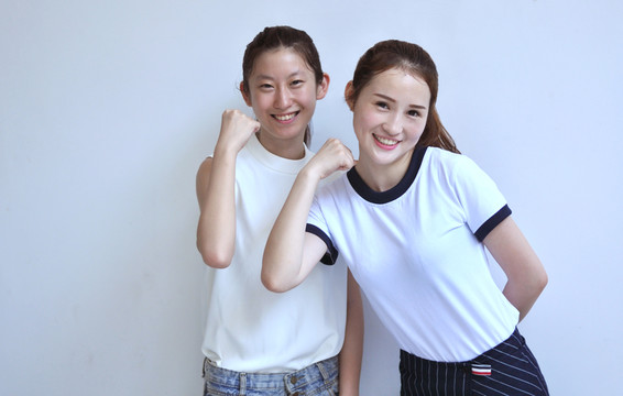 做加油鼓勵(lì)動(dòng)作的女生