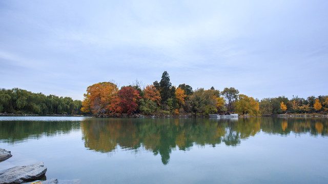 北京大學(xué)校園風(fēng)光未名湖秋天秋色