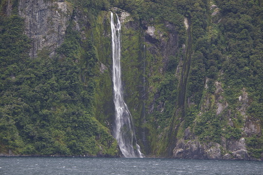 新西蘭南島米爾福德峽灣瀑布