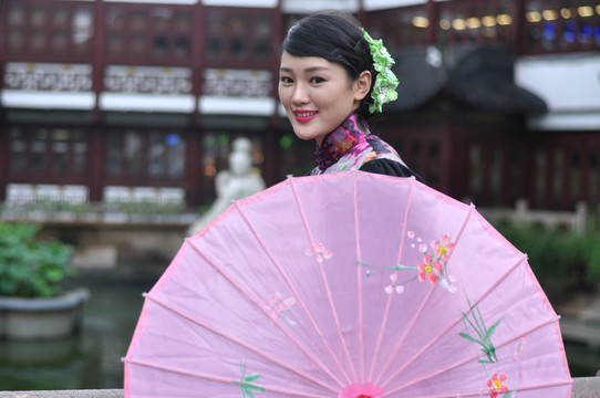 中式美女與粉紅裝飾傘