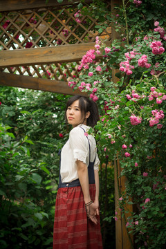 薔薇花下的女孩