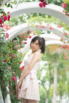 薔薇花下的女孩
