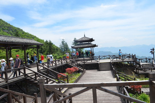 藍(lán)天下的涼亭