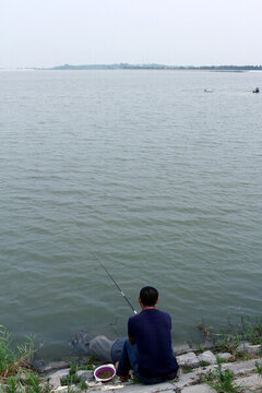 釣魚 垂釣 湖面 魚竿 湖水