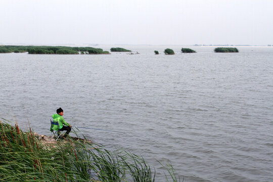 釣魚 垂釣 湖面 魚竿 湖水