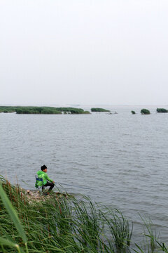 釣魚 垂釣 湖面 魚竿 湖水