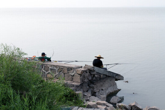 釣魚 垂釣 湖面 魚竿 湖水