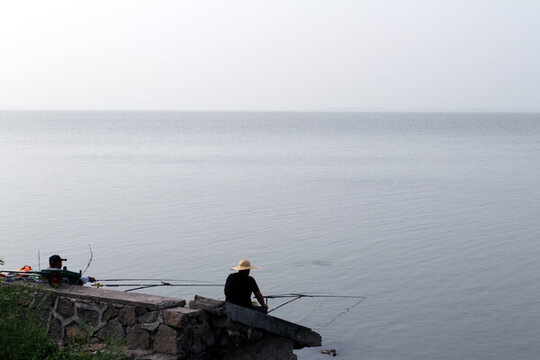 釣魚(yú) 垂釣 湖面 魚(yú)竿 湖水