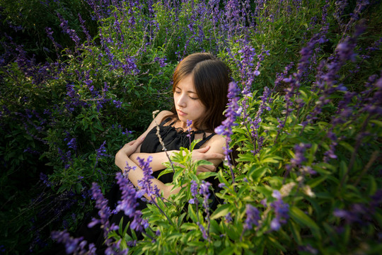 花叢里的女孩