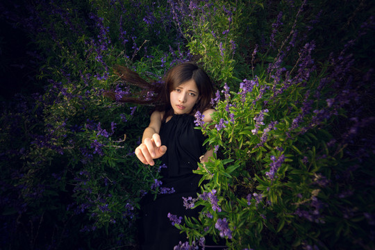 花叢里的女孩