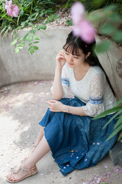 花樹下坐著的女孩