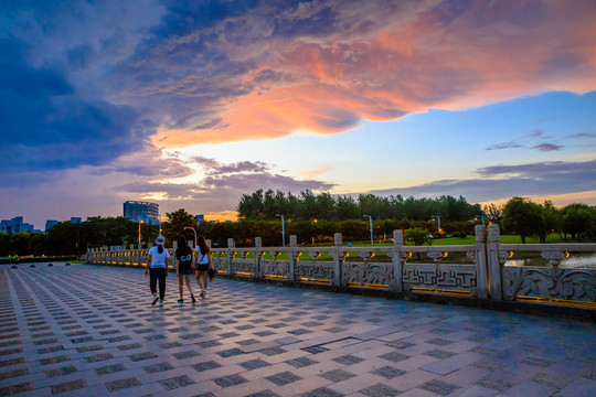 夕陽 橋畔 散步的行人