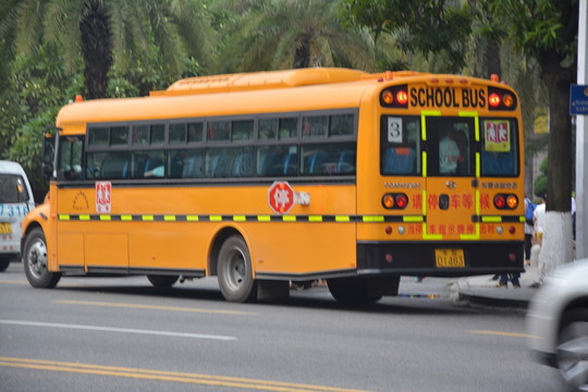 校車