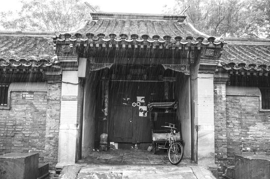 四合院 雨景 黑白照片
