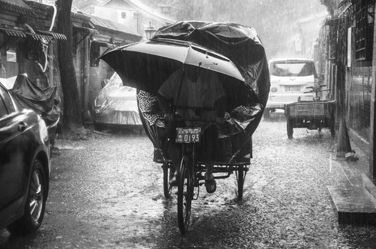 雨里的三輪車夫 黑白照片