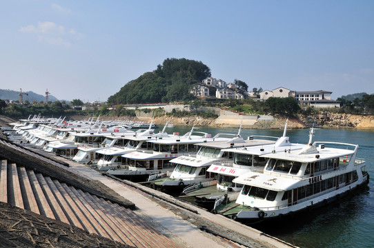 杭州千島湖邊的游船