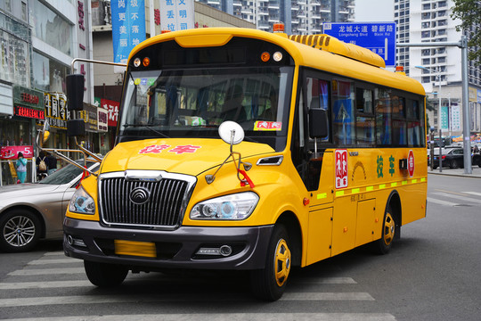 校車