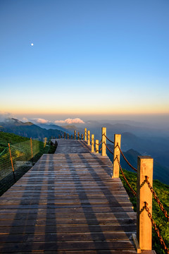 陽(yáng)光高山棧道