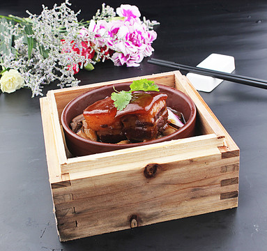 籠仔黃皮干筍炆東坡肉