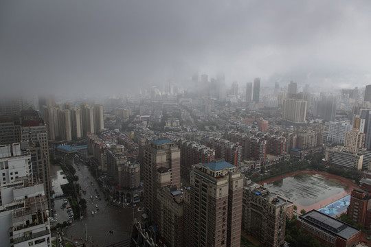 暴雨彌漫下的都市