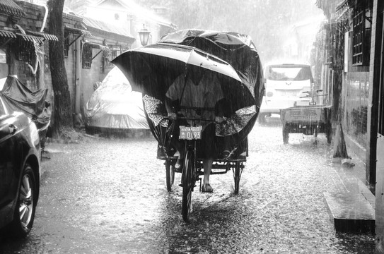 雨里的三輪車夫