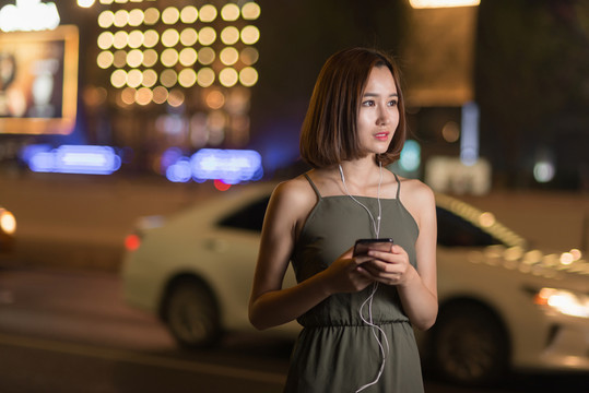 正在使用手機的女孩