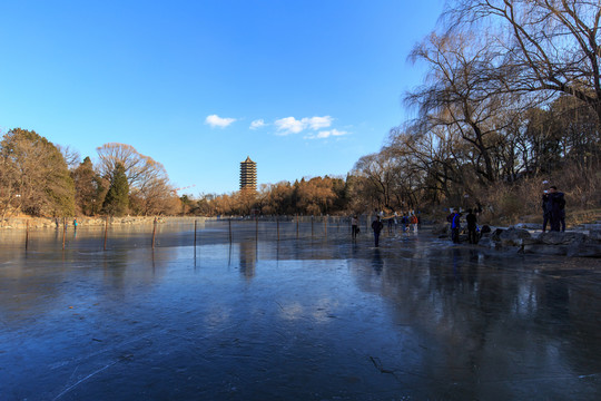 北京大學(xué)校園風(fēng)光未名湖冬天結(jié)冰
