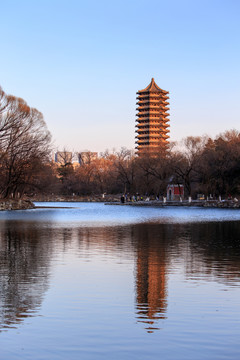 北大校園未名湖博雅塔慈濟寺山門