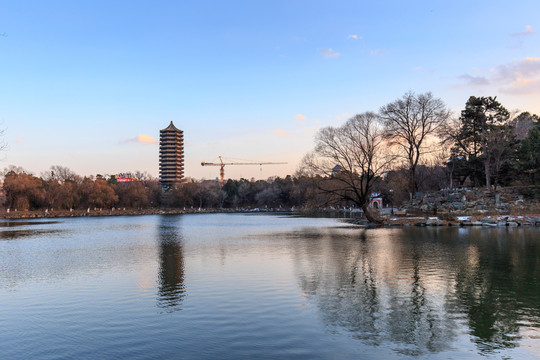 北大校園未名湖博雅塔慈濟(jì)寺山門