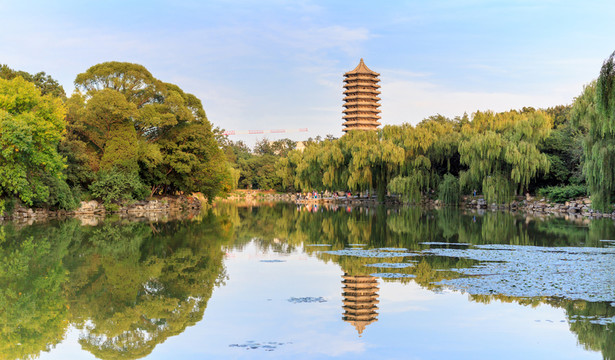北大校園風(fēng)光未名湖博雅塔傍晚