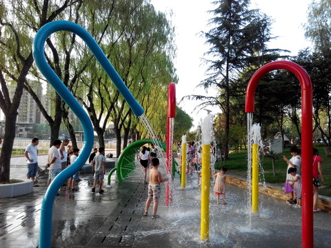 戲水
