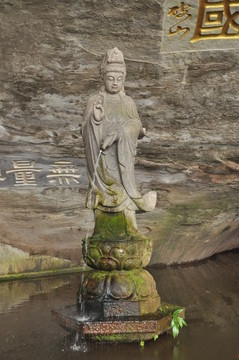 水中觀音雕像
