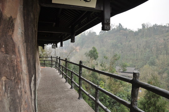 懸崖邊的棧道