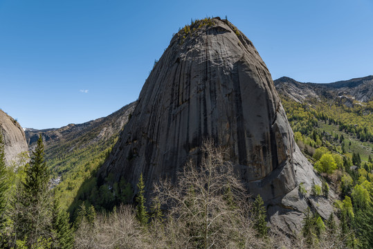 額爾齊斯大峽谷石鐘山