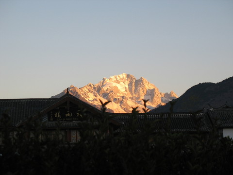 雪山晨輝