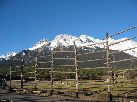 木架與雪山
