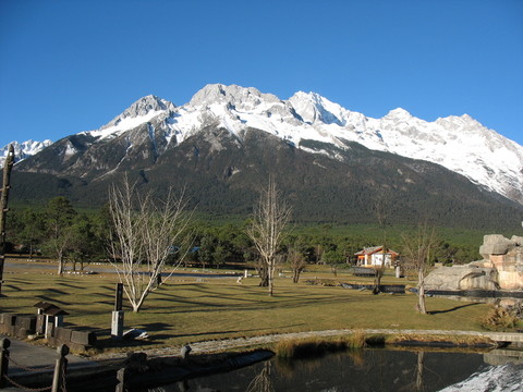 雪山腳下