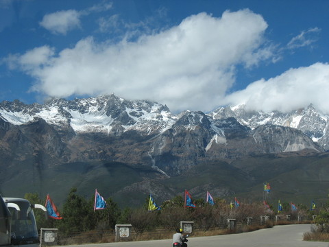遠(yuǎn)眺雪山