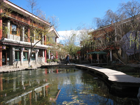 河邊建筑
