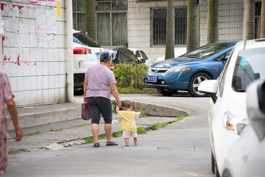 蹣跚學(xué)步
