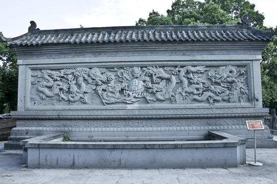 群龍石雕