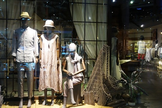 休閑服裝專賣店櫥窗