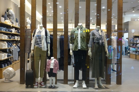 服裝專賣店櫥窗