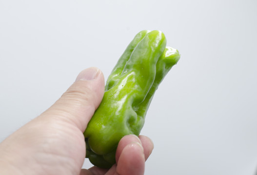 手里拿著一只青辣椒